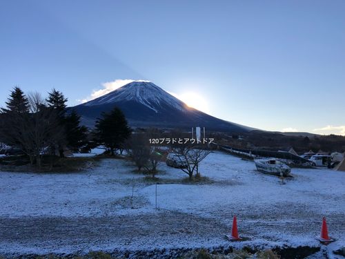 朝陽が登る富士山