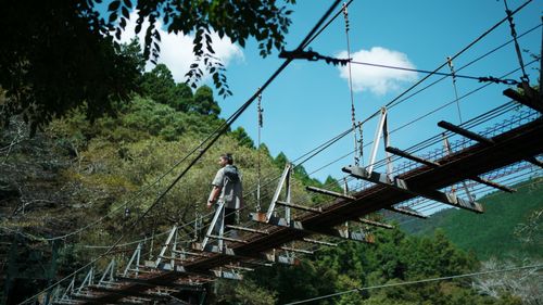 キャンプ場と温泉施設を繋ぐ吊り橋